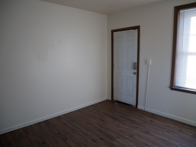 Building Photo - Bright 2-Bedroom Easton Apartment with Out...