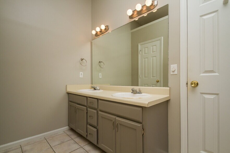 Building Photo - 1502 Amberwood Cir