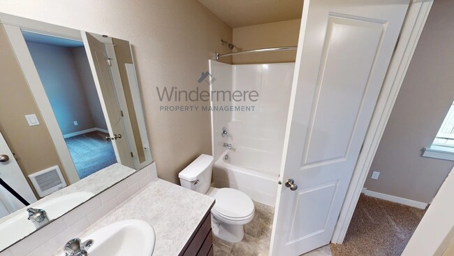 Building Photo - 221 Laurel St