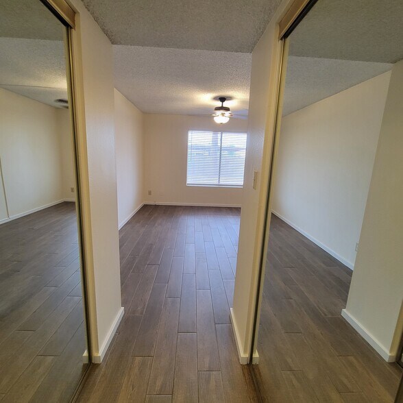 Building Photo - 2150 E Ellis Dr