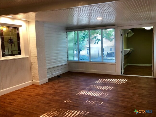 Building Photo - 414 W San Antonio St