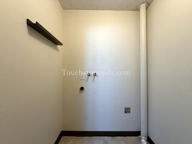 Building Photo - Cozy 2BD Apartment with Patio, East Portland