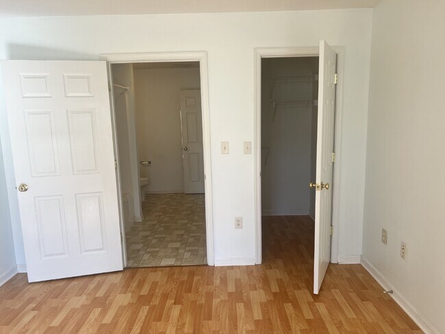 Building Photo - Charming 3-Bedroom End Unit Townhouse in B...
