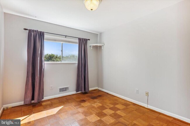 Building Photo - 10631 Montrose Ave