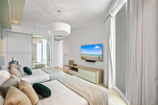 Building Photo - 16051 Collins Ave