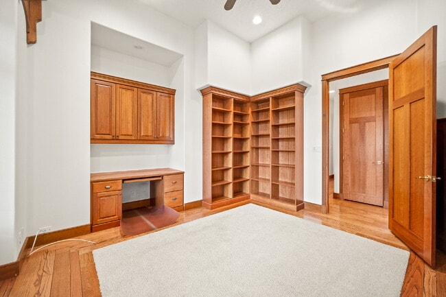 Building Photo - "Spacious 4-Bedroom, 4.5 Bathroom 4792 sq. ft. Retreat with Scenic Views and Cozy Fireplace in St...