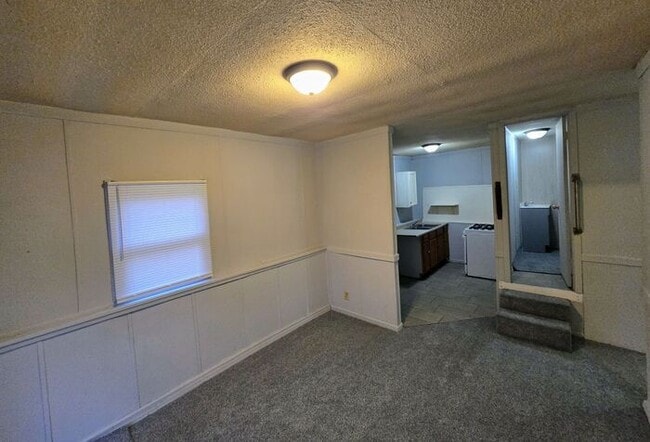 Building Photo - Affordable unit conveniently located!