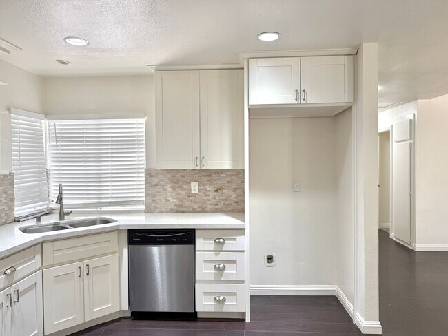Building Photo - Spacious 4 Bedroom Home available In Alta Loma!