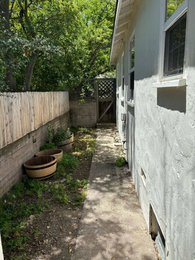 Building Photo - 821 Vine St