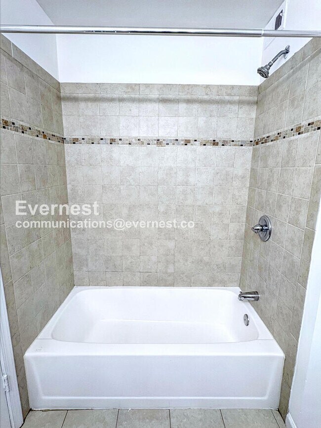 Building Photo - 1011 Fallcrest Ct