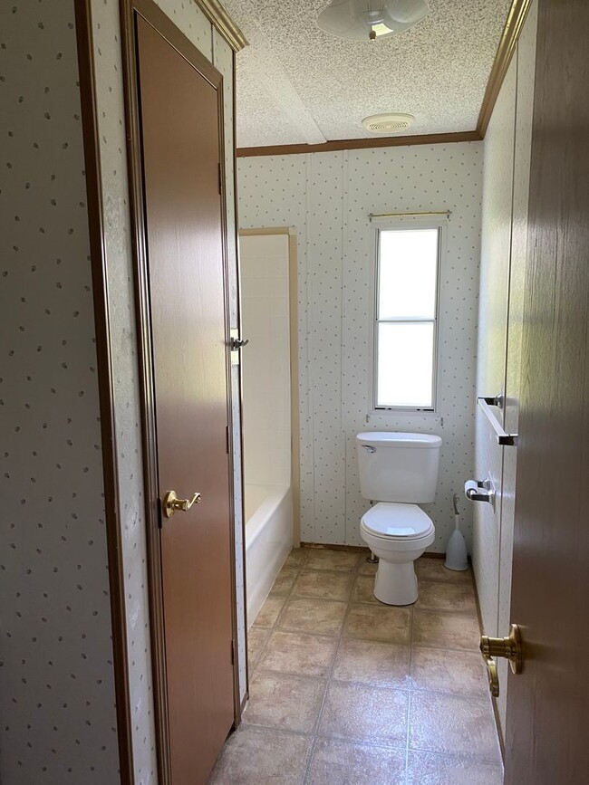 Building Photo - Come take a look at this 3-bedroom 2-bathr...