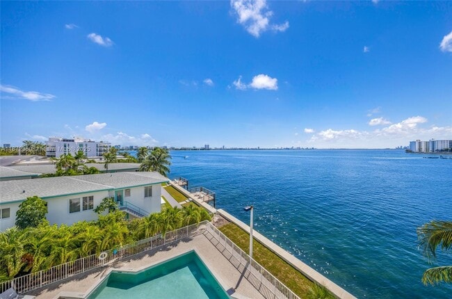 Building Photo - 2000 Bay Dr