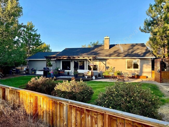 Building Photo - Coming Soon! UNFURNISHED and Updated Singl...
