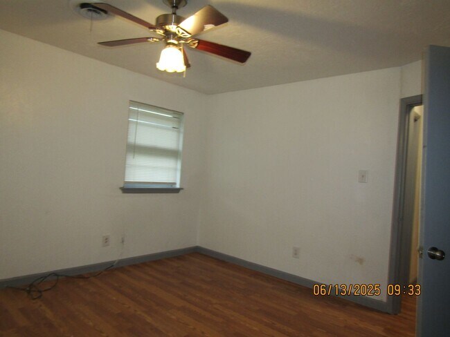 Building Photo - 1329 SE Clover Ln