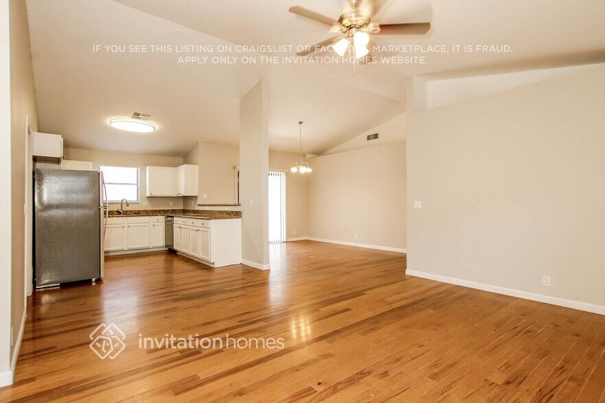 Building Photo - 8910 W Vale Dr
