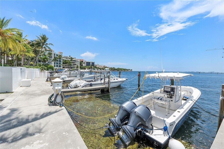 Building Photo - 1600 S Bayshore Ln