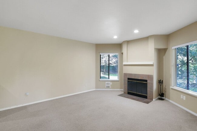 Building Photo - Your Sun-Drenched Redmond Retreat Awaits!