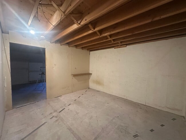 Building Photo - Two Bedroom, One and half bath townhome cl...