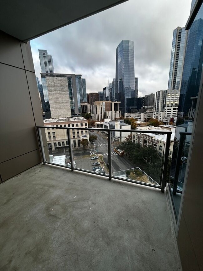 Building Photo - Spacious 930 SF Luxury Condo | Fifth & West | Market District