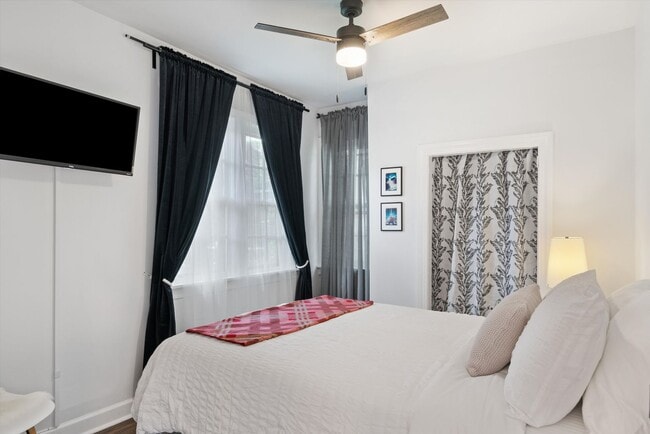 Building Photo - Recently updated and fully furnished Midto...