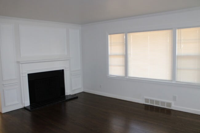 Building Photo - MOVE IN SPECIAL! - Spacious 4 bedroom and 2 bath with a very beautiful sun room in Kansas City MO