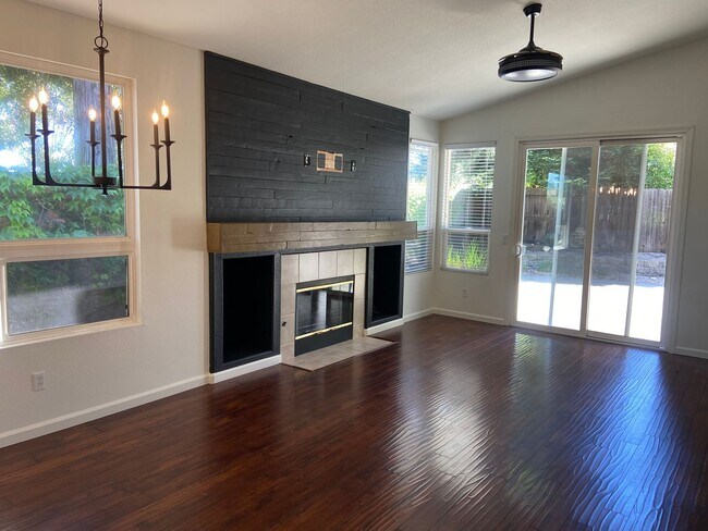Building Photo - East Roseville - Near Olympus Point - 3 Bdrm, 2 Bath