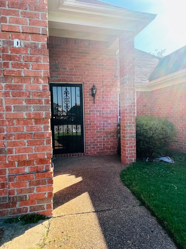 Building Photo - Fenced in back yard! Split bedroom floor plan! Pets are owner's approval, fees do apply.