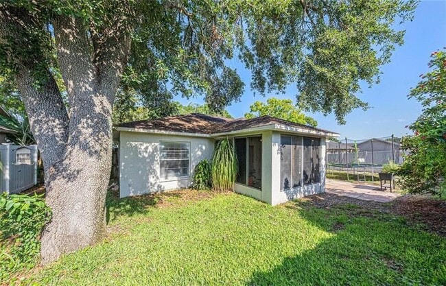 Building Photo - 7330 Fairwood Ave