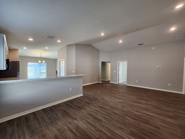 Building Photo - LIKE NEW!!! 4-Bedroom, 2-Bathroom in Villamar Winter Haven