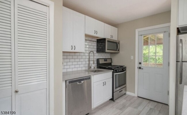 Building Photo - 83 Chestnut St