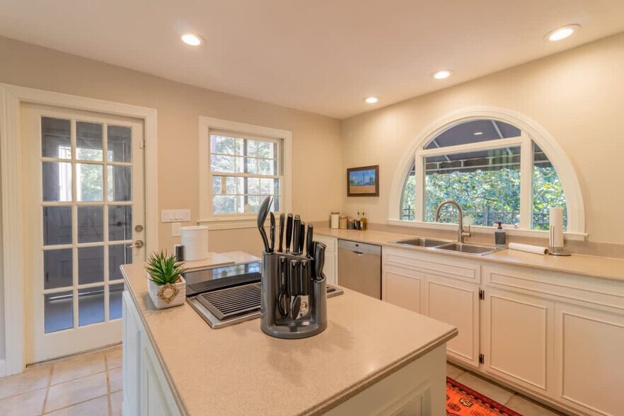 Building Photo - 1414 Dinglewood Dr