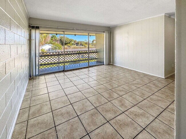 Building Photo - 1852-A Golf View Avenue #10