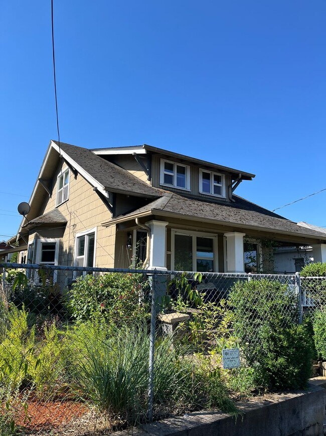 Building Photo - Charming 2nd Level Killingsworth Ct Retreat!