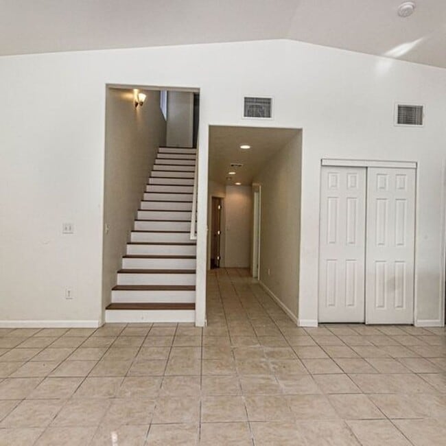 Building Photo - 610 E Waverly St