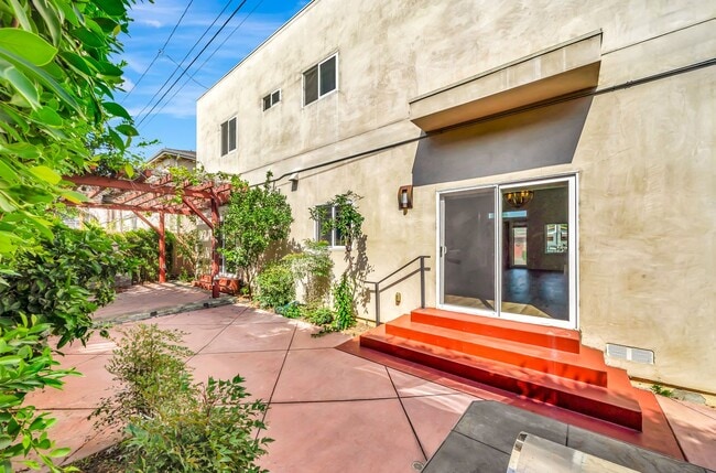 Building Photo - Modern 4-Bedroom Home in Prime West LA | Walkable, Spacious & Move-In Ready