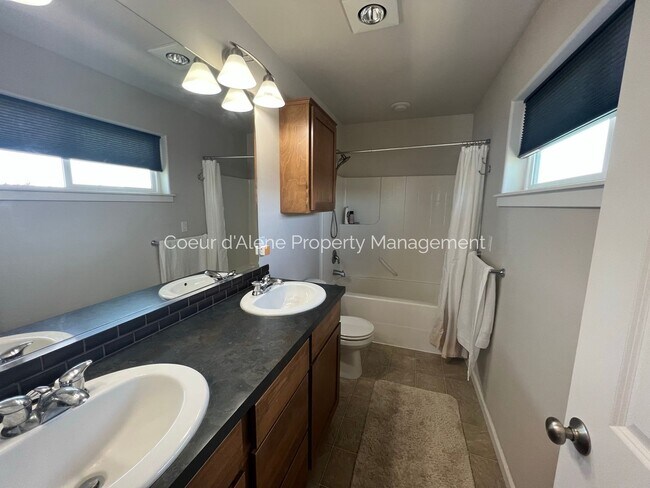Building Photo - 3 bed, 2.5 bath townhouse in CDA Place!