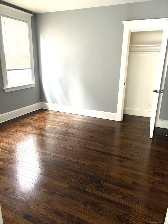 Building Photo - 116 Elm St