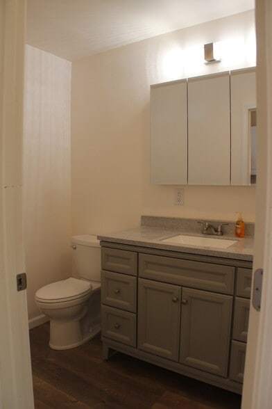 Full Bath - 320 E Victor Cir