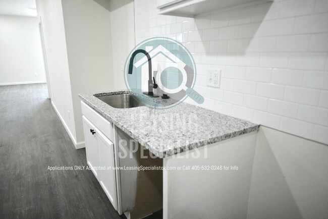 Building Photo - New 2 Bed 2 Full Bath Noble Apartment