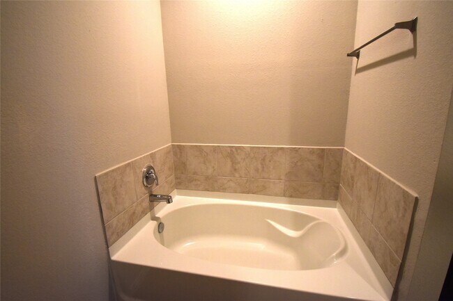 Building Photo - 5930 Dovershire Blf Wy