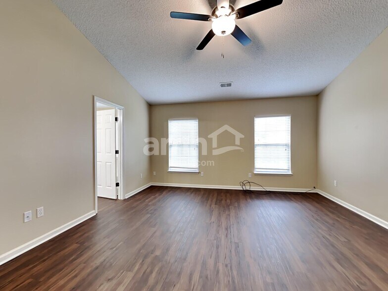 Building Photo - 304 S Port Dr