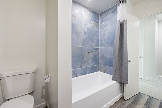 Building Photo - Updated 2 Bed 1.5 Bath Apt. in Coronado