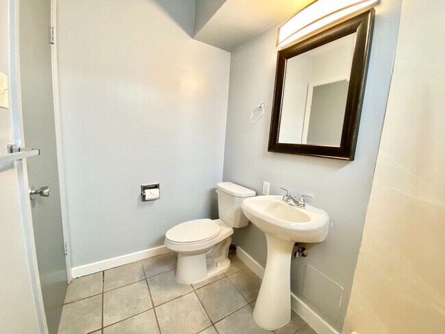 Building Photo - 2nd floor walk-up Makiki 1-bedroom, 1-bathroom, Near Punahou, UH Manoa, Kapiolani Hospital