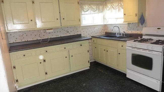 Building Photo - 3330 Fortune Ave