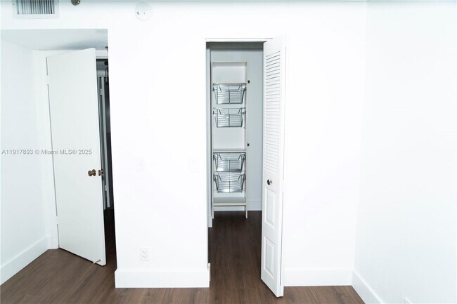 Building Photo - 105 Lake Emerald Dr