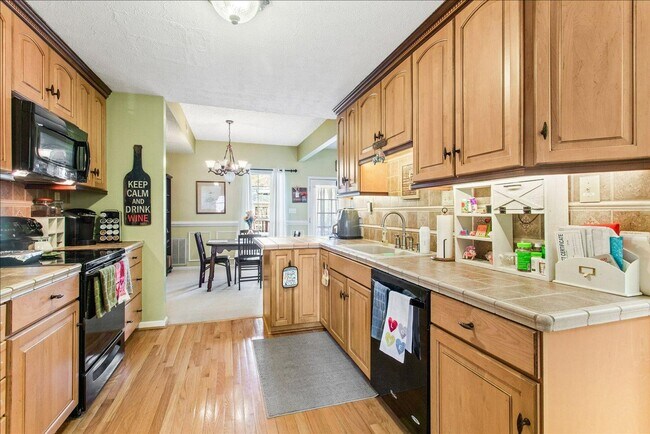 Building Photo - ATTRACTIVE AND BRIGHT LUXURY TOWNHOME IN W...