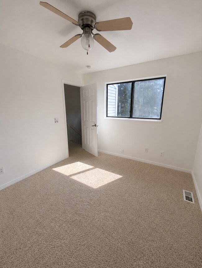 Building Photo - Convenient location, new paint & carpet throughout, enclosed patio.