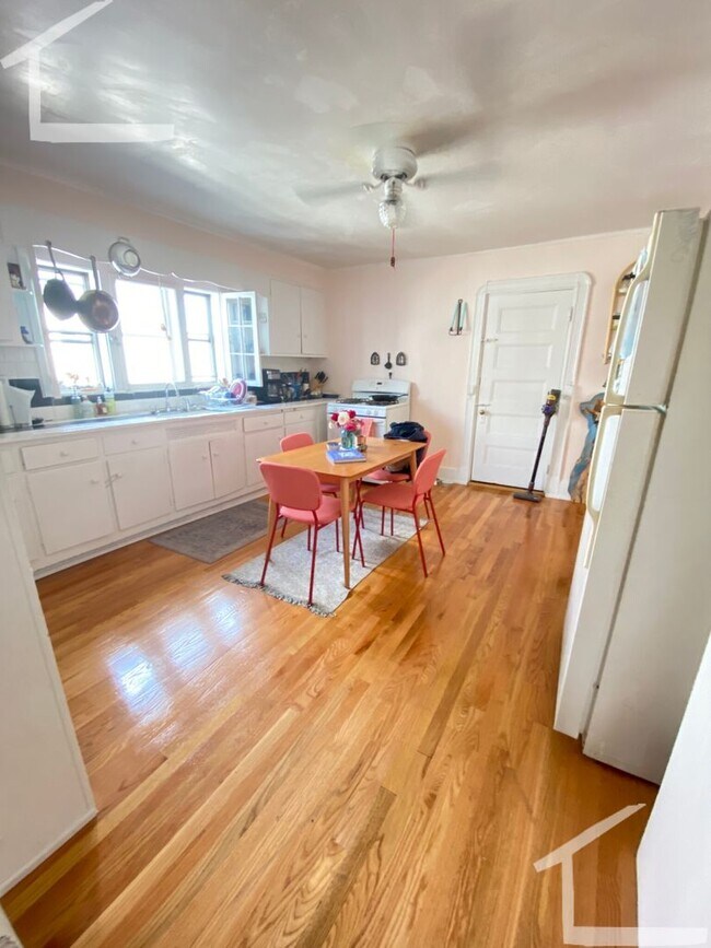 Building Photo - Allston 4.5Bed/2Bath Available 9/1! Heat and Hot Water Included!