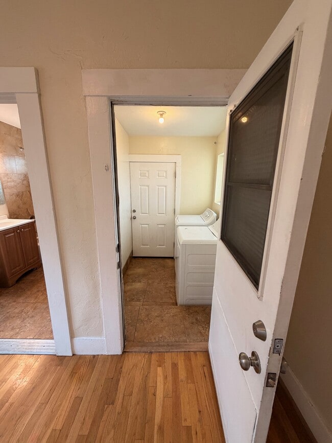 Building Photo - 1030 E 7th St