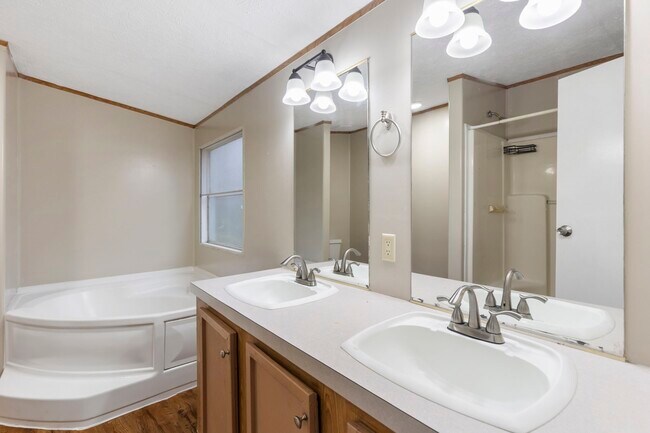 Building Photo - 4460 Grand Oaks Dr